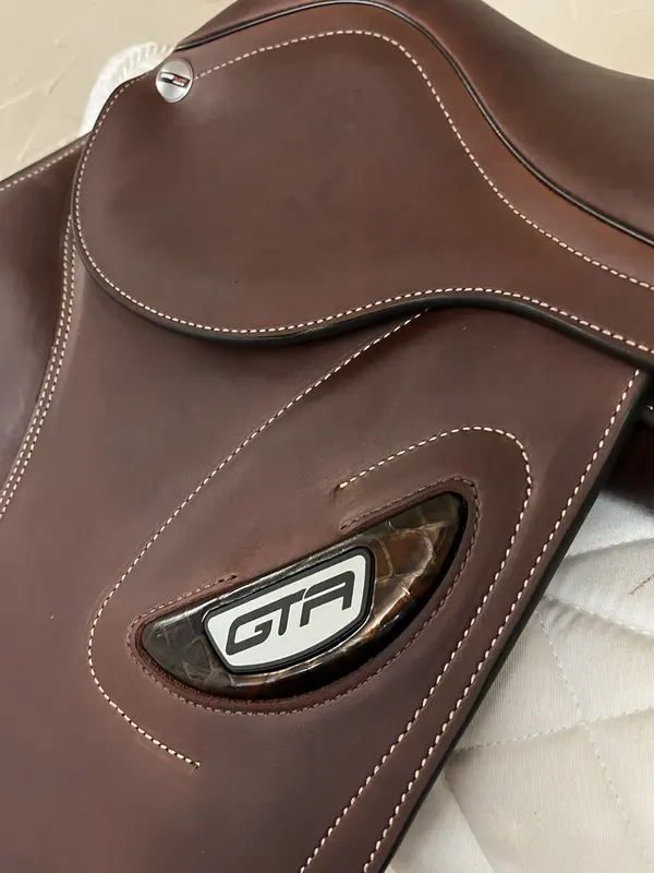 Hand-finished leather detailing on an Erreplus saddle