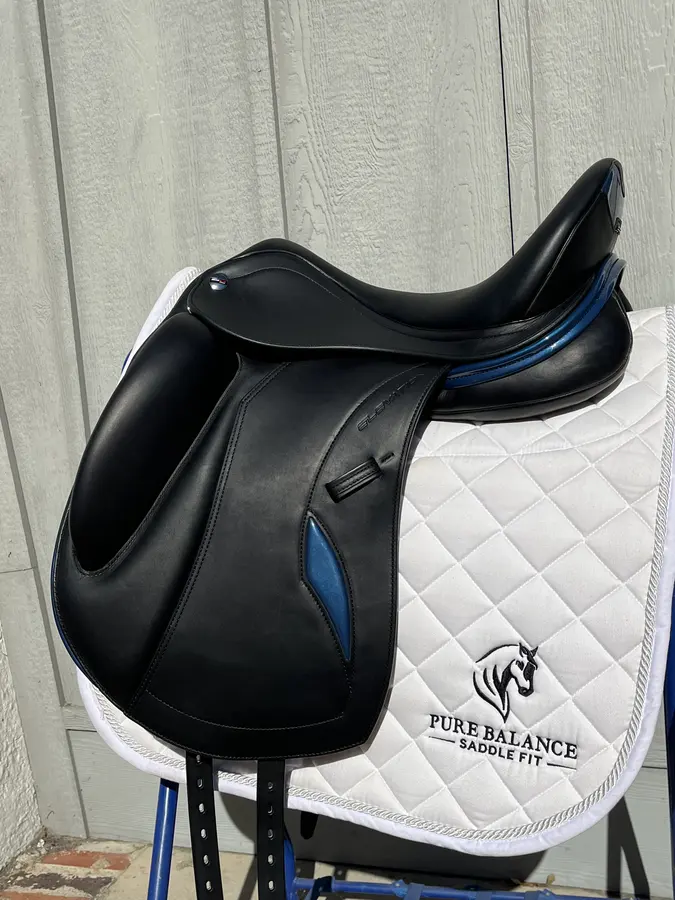 Erreplus dressage saddle on a Pure Balance Saddle Fit pad